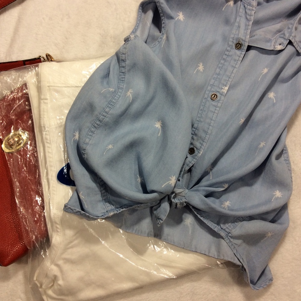 SLEEVELESS CHAMBRAY SHIRT